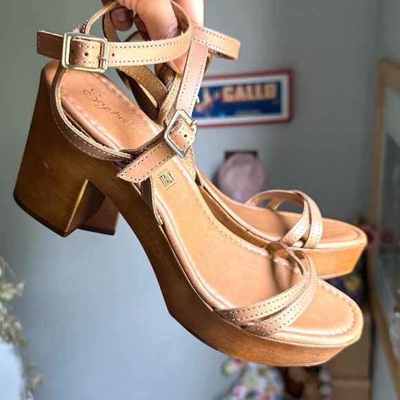 Seychelles Heels - Picture 3 of 8